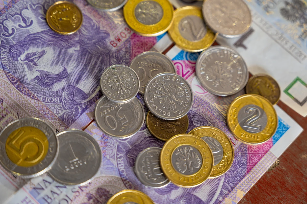 Program "Dobry start" to 300 złotych jednorazowego wsparcia na wyprawkę dla uczniów rozpoczynających rok szkolny. Pieniądze przysługują każdej rodzinie bez względu na osiągany dochód. Sprawdź, komu przysługuje świadczenie i w jakich terminach należy złożyć wniosek do ZUS-u.
