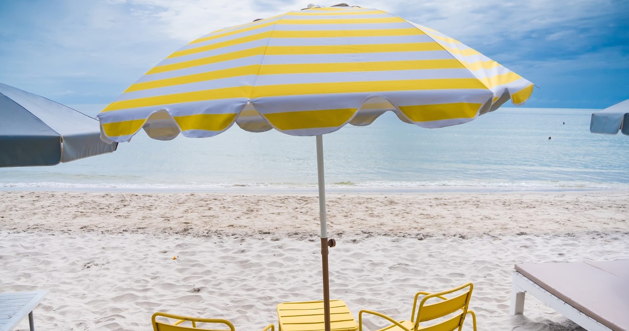 Na tej popularnej plaży nie rozłożysz parasola. Turyści są w szoku
