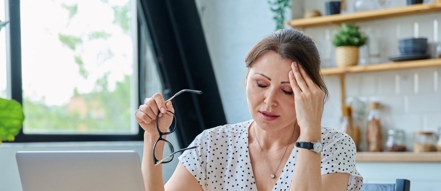 Hormony nami „rządzą” –  jest w tym wiele prawdy! Jest ich bardzo dużo, niektóre źródła mówią o ponad stu substancjach chemicznych wytwarzanych przez gruczoły i komórki ludzkiego organizmu, które sterują szeregiem procesów życiowych. Mówimy o nich w tym tygodniu w cyklu "Twoje Zdrowie w Faktach RMF FM". Mają wpływ m.in. na procesy wzrostu, metabolizmu, dojrzewania, rozmnażania i na nasze emocje. „Hormony wpływają na nasz organizm już od okresu rozwoju w łonie matki aż po kres naszych dni” – wyjaśnia endokrynolog doktor Janusz Strzelczyk.