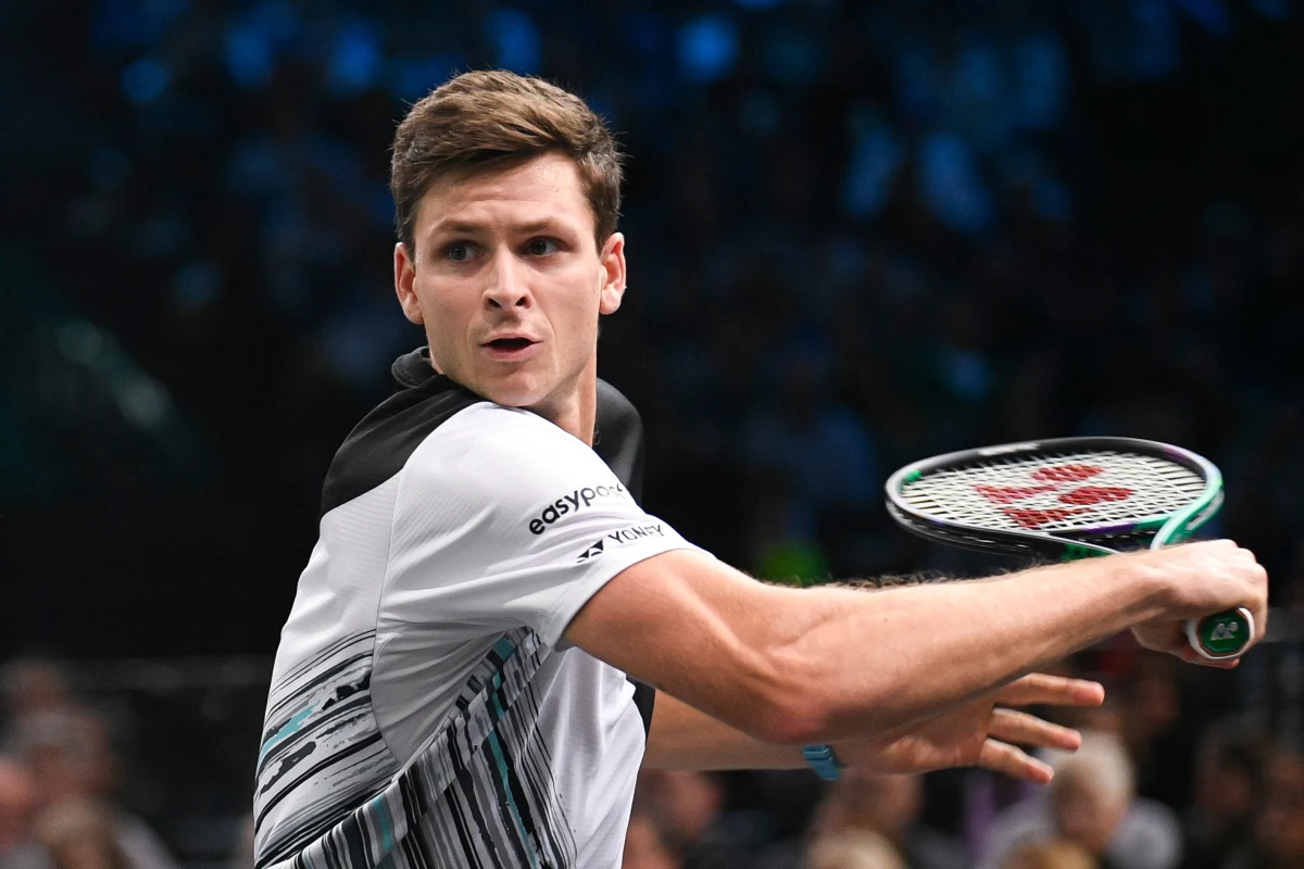​Hubert Hurkacz udowodnił, że na trawiastych kortach w Halle czuje się jak ryba w wodzie. Polski tenisista w imponującym stylu pokonał rozstawionego z numerem ósmym Andrieja Rublowa 6:3, 6:2 i zameldował się w drugiej rundzie turnieju ATP w Niemczech. W walce o ćwierćfinał zmierzy się z reprezentantem gospodarzy Danielem Altmaierem.