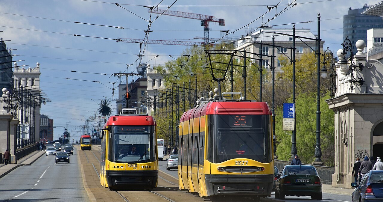 Warszawa. Kaczki utknęły na torach tramwajowych. Na pomocy ruszyli pasażerowie i policjanci Warszawa. Kaczki utknęły na torach tramwajowych. Na pomocy ruszyli pasażerowie i policjanci