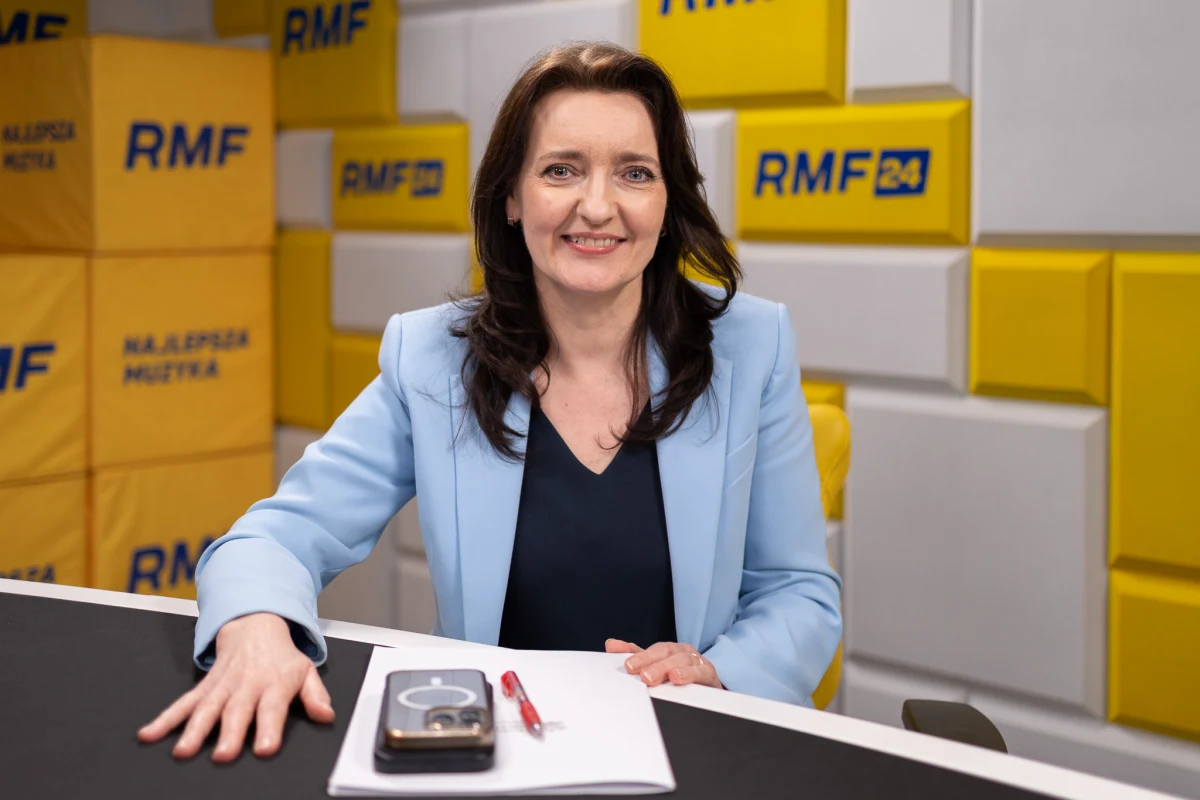 "Nie zamiatamy niczego pod dywan" - zapewniła w Popołudniowej rozmowie w RMF FM Marzena Okła-Drewnowicz, komentując sprawę 28-letniego warszawskiego radnego i lekarza z Koalicji Obywatelskiej, który w ubiegłym roku w trakcie specjalizacji miał zarobić aż 1,6 mln zł. Pełnomocniczka rządu ds. polityki senioralnej mówiła też o problemach z medalami za długi staż małżeński i bonami senioralnymi.