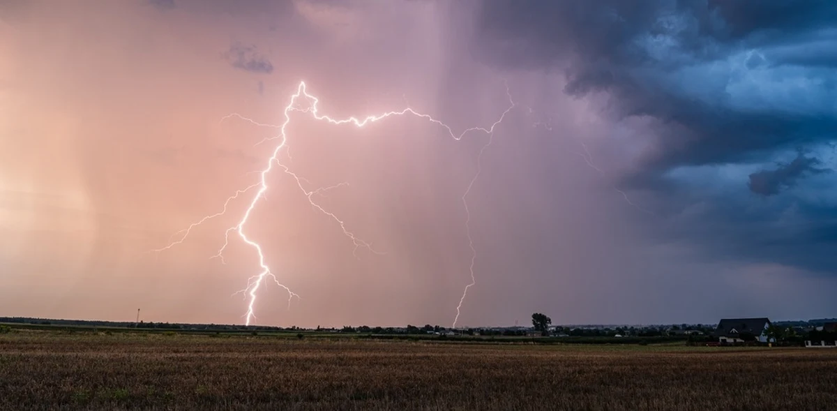 Instytut Meteorologii i Gospodarki Wodnej prognozuje wzrost temperatury w całym kraju, jednak miejscami pojawią się przelotne opady deszczu i burze. W najbliższych dniach Polska znajdzie się pod wpływem ciepłej, polarnej masy powietrza, a ciśnienie będzie stopniowo rosnąć. Zaskoczenie pogodowe czeka nas natomiast pod koniec tygodnia.