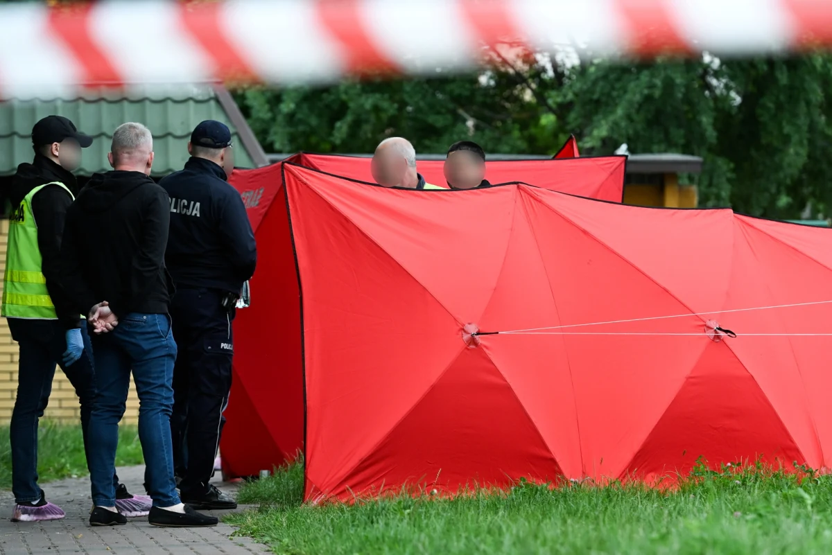 Dwaj obywatele Białorusi zatrzymani w sprawie zabójstwa Rosjanina w Białej Podlaskiej zostali przesłuchani i zwolnieni do domu - poinformował rzecznik lubelskiej policji podinsp. Andrzej Fijołek. Okazało się, że nie mają oni związku z tragicznym zdarzeniem z poniedziałkowego poranka. Trwa obława na sprawcę zabójstwa. 