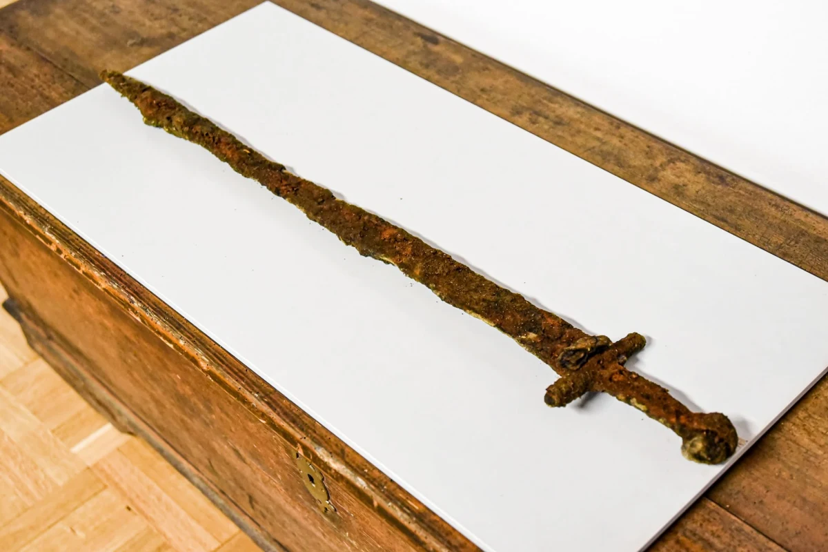 Wielkopolska wzbogaciła się o wyjątkowe znalezisko archeologiczne. Mieszkaniec Wronek podczas pobytu nad Wartą natknął się na miecz pochodzący z czasów średniowiecza. Po przekazaniu broni do Muzeum Ziemi Wronieckiej jej autentyczność potwierdził archeolog Ryszard Pietrzak. Wstępne badania wykazały, że zabytek pochodzi z XI wieku.