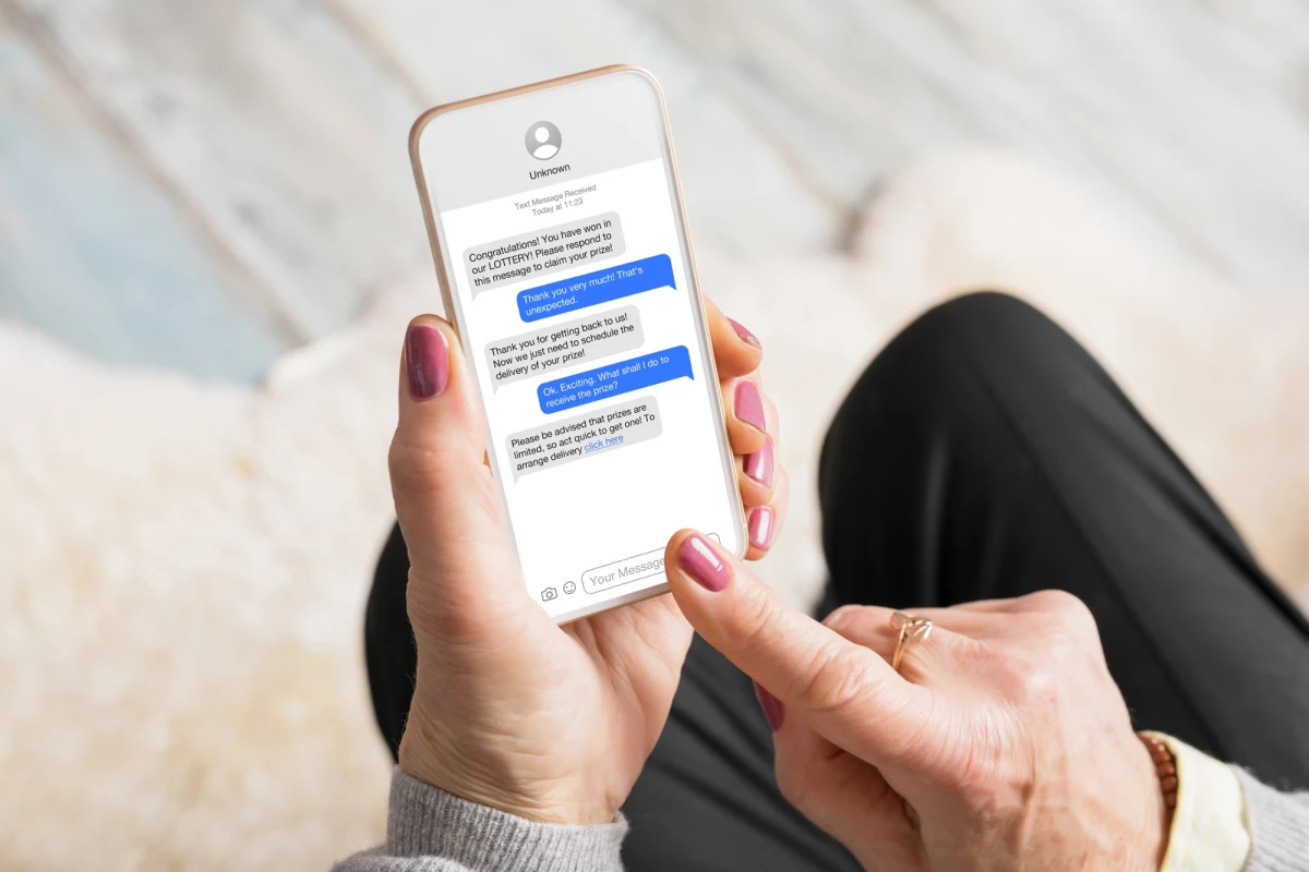 Zakład Ubezpieczeń Społecznych ostrzegł przed kolejną kampanią oszustów internetowych. Przestępcy wysyłają SMS-y zawierające link, który ma rzekomo prowadzić do portalu eZUS. W rzeczywistości celem takich wiadomości jest wyłudzenie danych osobowych i dostępowych do kont użytkowników.