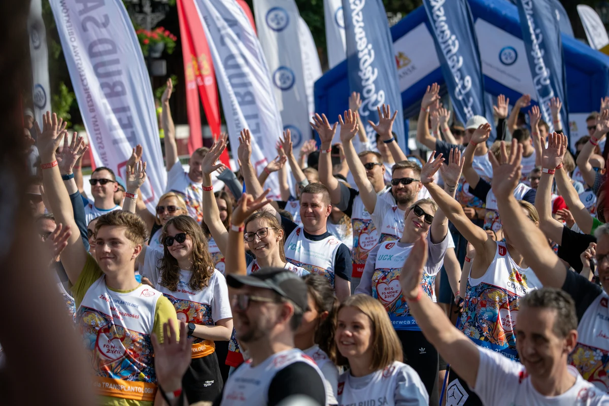 W sobotę, 20 czerwca, Gdańsk stanie się miejscem 30. jubileuszowej edycji Biegu po Nowe Życie. To obchodząca w tym roku 15-lecie istnienia inicjatywa promująca ideę dawstwa i transplantacji narządów. W symbolicznym marszu udział wezmą osoby po przeszczepieniach oraz dawcy rodzinni, którym towarzyszyć będą znane osoby ze świata sportu, kultury i mediów, lekarze zaangażowani w rozwój transplantologii oraz koordynatorzy transplantacyjni i przedstawiciele zawodów medycznych związanych z transplantologią. Do wydarzenia dołączy również młodzież z trójmiejskich szkół ponadpodstawowych oraz przyjaciele i sympatycy Biegu.
