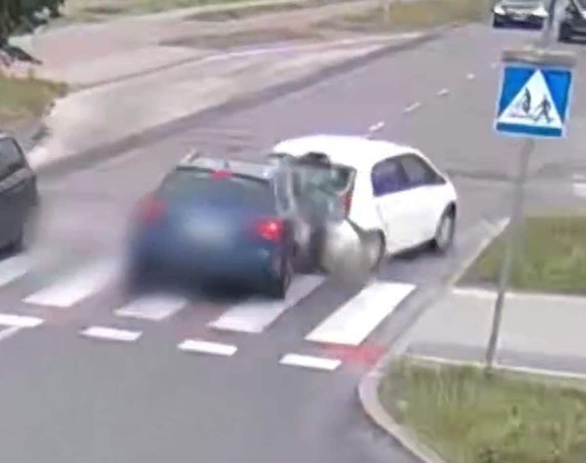 Wjechał w tył auta, po czym próbował uciec. Pijany kierowca w rękach policji