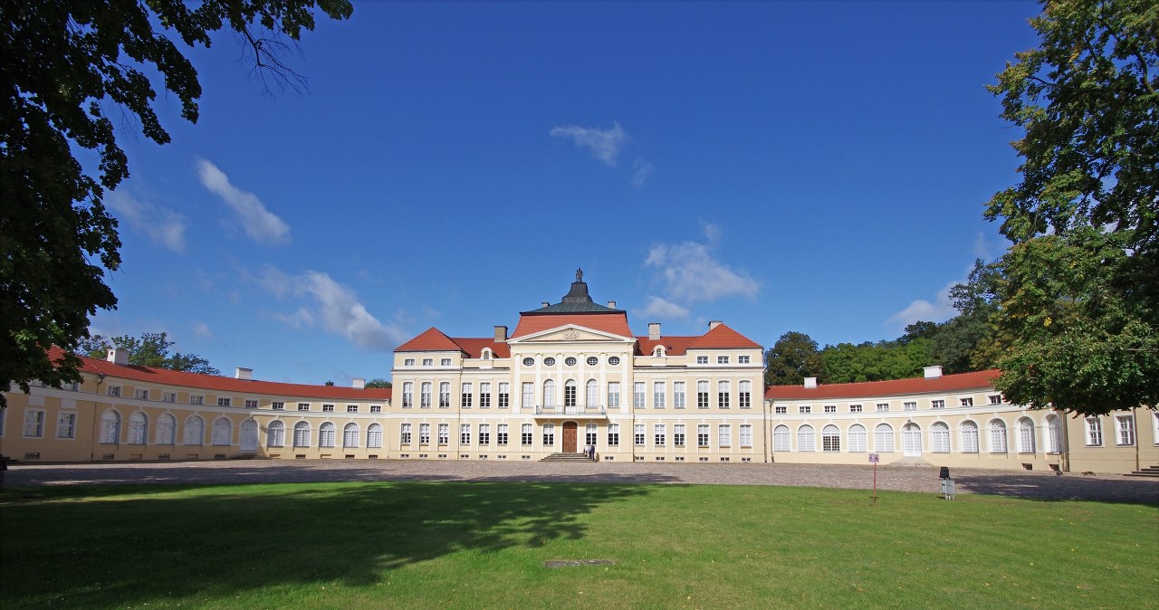 Wiekowy park i pałac niedaleko Poznania. Na wakacyjną wycieczkę jak znalazł