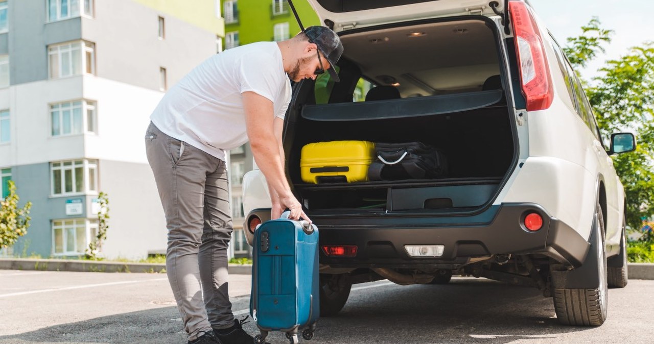 Pakujesz auto na wakacje? Najpierw zajrzyj pod podłogę bagażnika