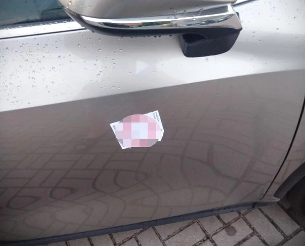 Dwie naklejki "za parkowanie" przylepił do drogiego auta 52-letni Płocczanin. Trwale uszkodził tym lakier pojazdu i będzie musiał odpowiedzieć za to przed sądem