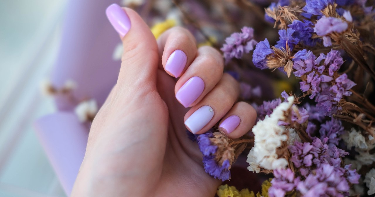 Ten manicure jest idealny na lato. Subtelny i bardzo kobiecy kolor