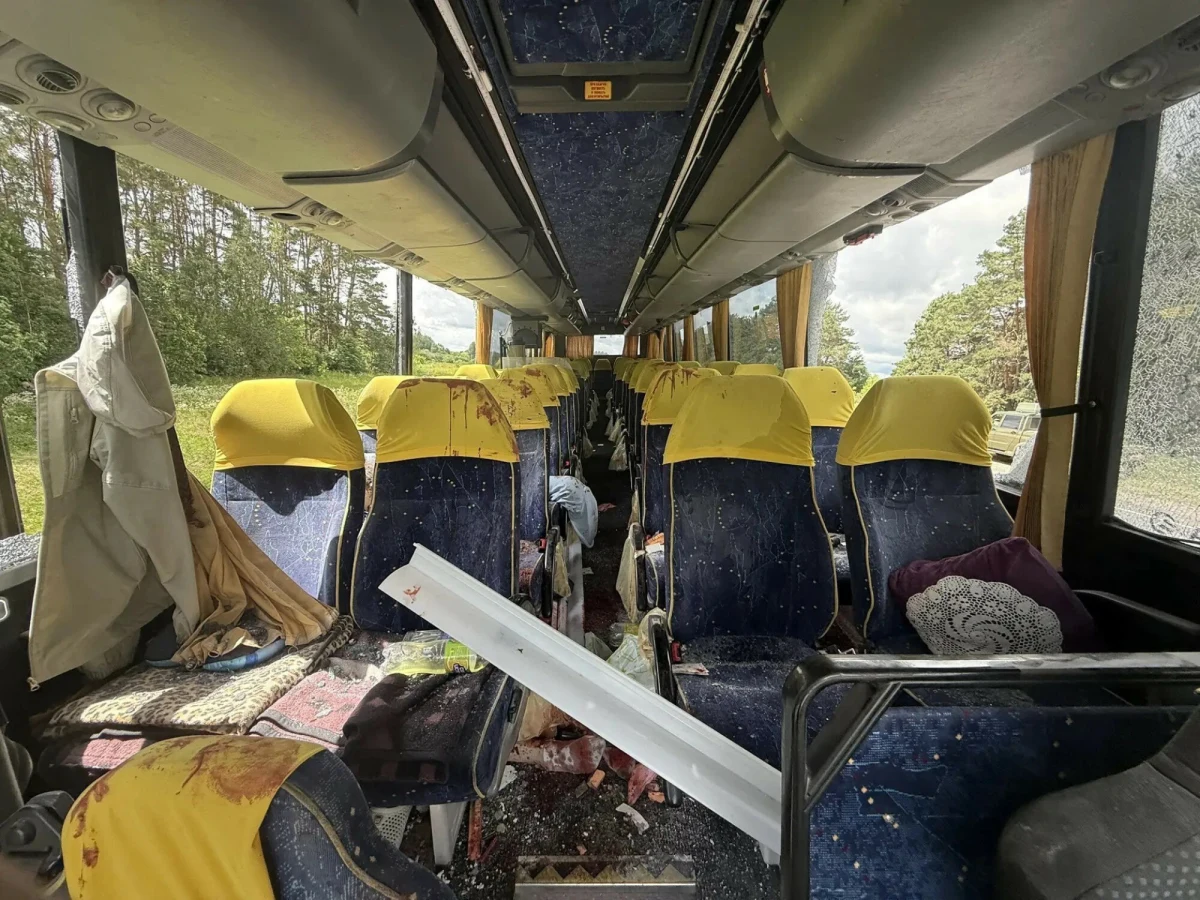 Moskwa twierdzi, że w obwodzie briańskim doszło do ataku na autobus przewożący dziecięcą drużynę piłkarską z Białorusi. Według rosyjskich władz, pojazd został zaatakowany przez ukraińskiego drona. W wyniku zdarzenia zginęła jedna osoba dorosła, a ośmioro pasażerów, w tym sześcioro dzieci, zostało rannych. Ukraina zaprzecza tym doniesieniom.