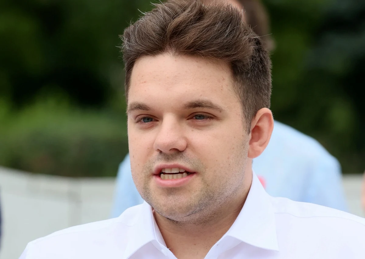 Lekarz Dawid Kacprzyk został zwolniony ze Szpitala Południowego w Warszawie. Placówka poinformowała o tym w krótkim komunikacie na swojej stronie internetowej: "Informujemy, że umowy zawarte pomiędzy Warszawskim Szpitalem Południowym Sp. z o.o. a lekarzem Dawidem Kacprzykiem zostały wypowiedziane przez Spółkę". Kacprzyk znajduje się w centrum bulwersującej sprawy: zarzuca mu się, że zarobił fortunę, będąc na specjalizacji. Równocześnie oskarża się go o stworzenie warunków faworyzujących w szpitalu pacjentów powiązanych z Koalicją Obywatelską.