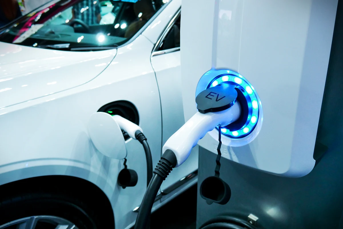 Premier Donald Tusk zapowiedział, że po wakacjach Polska ma sfinalizować rozmowy z firmą Foxconn w sprawie budowy hubu elektromobilności w Jaworznie. ElectroMobility Poland ma docelowo produkować 400 tysięcy aut rocznie, a pierwszy samochód elektryczny ma zjechać z linii produkcyjnej w 2029 roku. Duże liczby, duże ambicje i jedno pytanie: czy Polska rzeczywiście ma szansę produkować setki tysięcy samochodów elektrycznych rocznie? O tym, co jest realne, a co jeszcze dalekie do wykonania dziennikarz RMF FM Bogdan Zalewski rozmawiał w internetowym Radiu RMF24 z Wojciechem Drzewieckim, prezesem Instytutu Badań Rynku Motoryzacyjnego SAMAR.