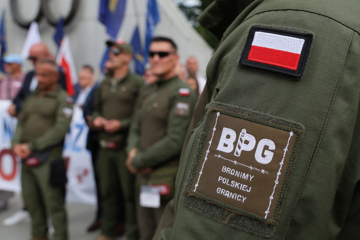 Prokuratura wszczęła postępowanie w sprawie podszywania się pod funkcjonariuszy publicznych oraz legitymowania innych osób na Dworcu Centralnym w Warszawie. Chodzi o członków grupy „Bronimy Polskiej Granicy”. Uczestnicy samozwańczych patroli, w strojach przypominających mundury, legitymowali na stołecznym dworcu osoby o ciemnym kolorze skóry. Premier Donald Tusk określił w uczestników tych pseudo patroli "chuliganerią polityczną".