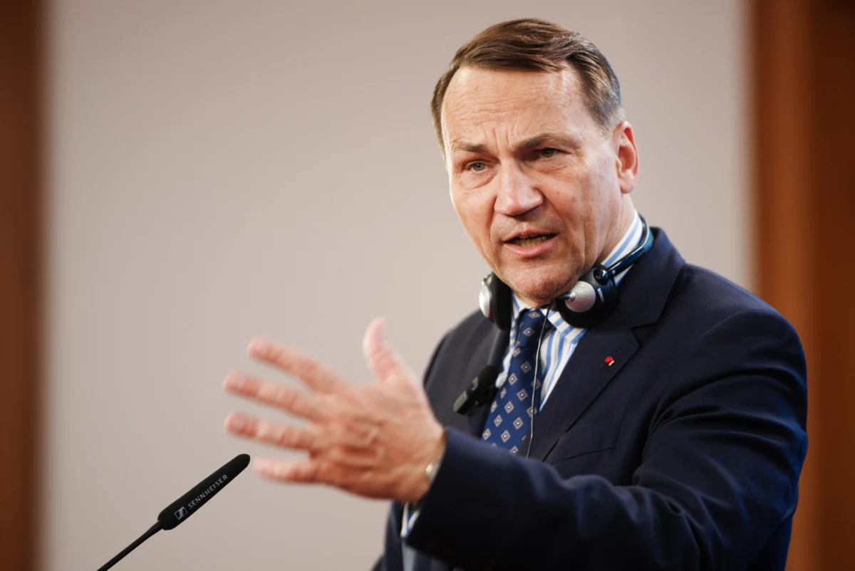 Incydent z udziałem Roberta Bąkiewicza i członków Ruchu Obrony Granic w centrum Berlina wywołał szeroką debatę polityczną. Szef polskiego MSZ Radosław Sikorski ostro skomentował działania Bąkiewicza, zarzucając mu polityczne motywacje i sugerując, że prawdziwy patriotyzm wymaga upominania się także o polskie ofiary rosyjskich czystek. Sprawa odbiła się szerokim echem zarówno w Polsce, jak i w Niemczech.