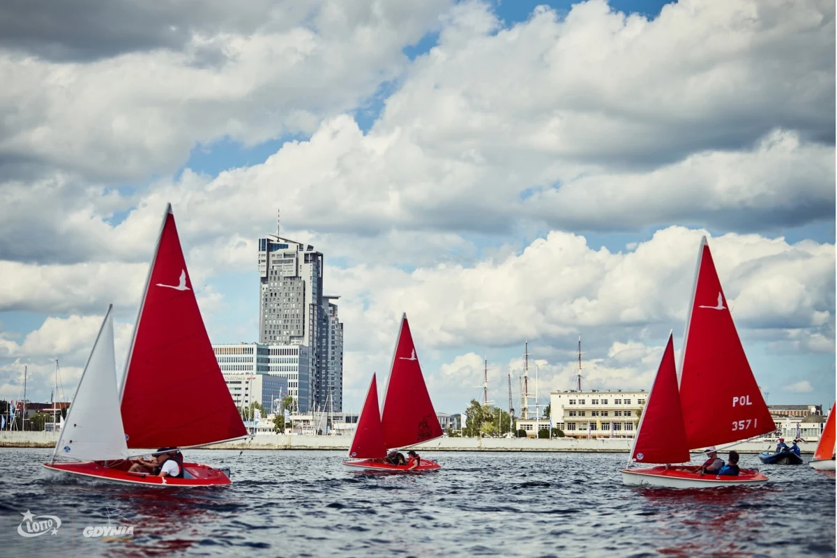 Już 20 czerwca rozpocznie się 27. edycja LOTTO Gdynia Sailing Days. Przez sześć tygodni gdyńska marina będzie tętnić życiem, goszcząc nie tylko zawodników z całego świata, ale także tysiące kibiców, mieszkańców i turystów. Oprócz rywalizacji sportowej organizatorzy przygotowali bogaty program bezpłatnych wydarzeń edukacyjnych, ekologicznych, zdrowotnych i rekreacyjnych.

