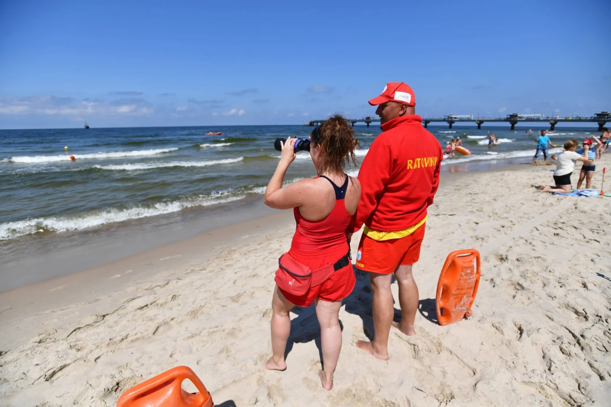 Na większości kąpielisk morskich w Zachodniopomorskiem ratownicy rozpoczną pracę dopiero 1 lipca. Do tego czasu plażowicze muszą liczyć na własne siły i ostrożność, szczególnie w najbliższy weekend, gdy prognozowane są upały przekraczające 30 stopni Celsjusza. Wyjątkiem są nieliczne kąpieliska, gdzie sezon ratowniczy wystartuje wcześniej.