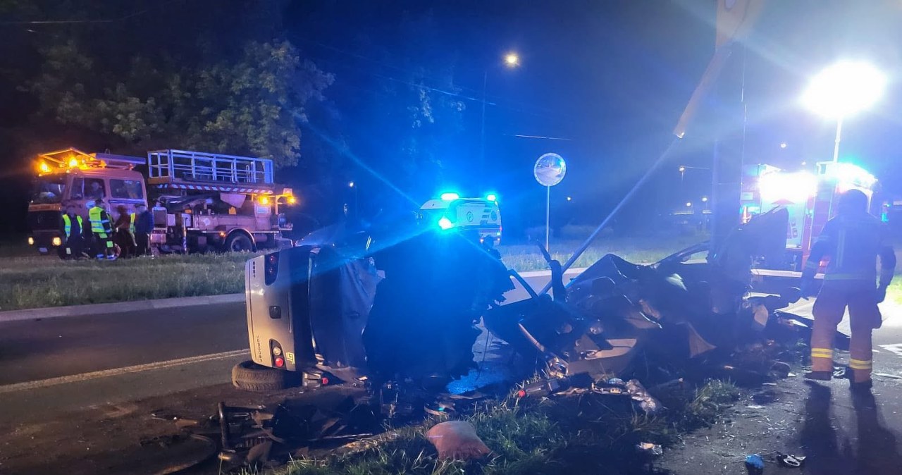 Sosnowiec. Samochód wjechał w słup. Tragiczny bilans wypadku