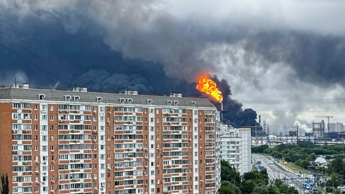 ​Płomienie i gęste kłęby dymu widziano w Kapotni - dzielnicy Moskwy, gdzie znajduje się rafineria - relacjonował świadek agencji Reutera, co można zobaczyć na nagraniach w mediach społecznościowych. Mer rosyjskiej stolicy, Siergiej Sobianin, przekazał, że około 180 dronów zmierzających w stronę miasta zostało zestrzelonych. Z kolei Rosjanie zaatakowali rakietami ukraińską stolicę - Kijów.