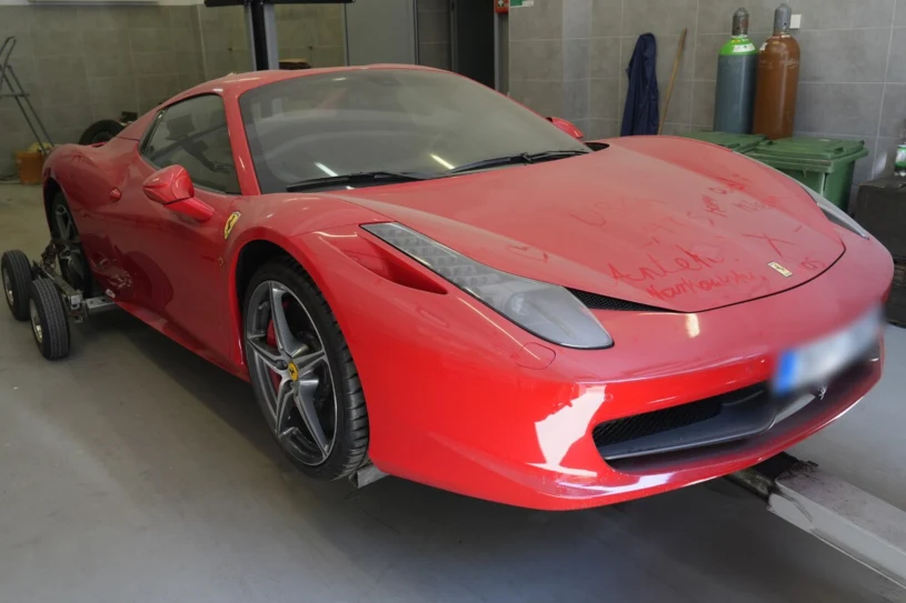Działał metodą "na wnuczka". 24-latek jeździł Ferrari za milion złotych