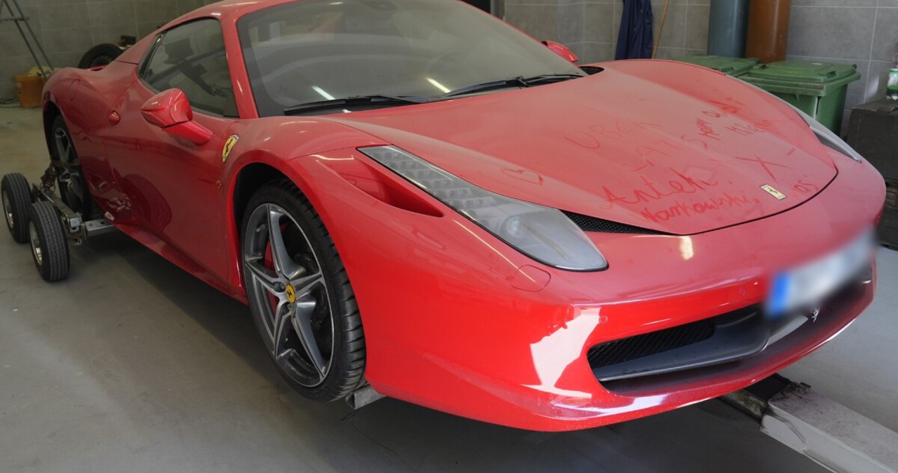 Działał metodą "na wnuczka". 24-latek jeździł Ferrari za milion złotych