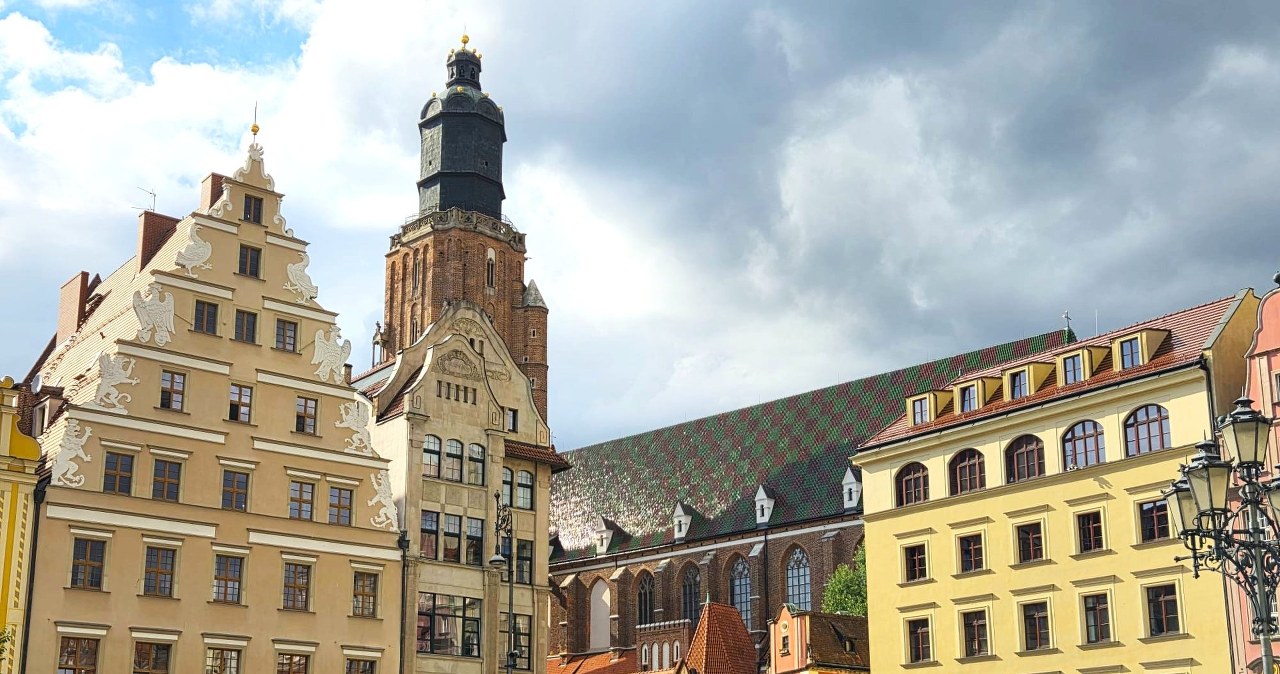 Turyści chętnie fotografują. Dawniej we Wrocławiu było miejscem wstydu