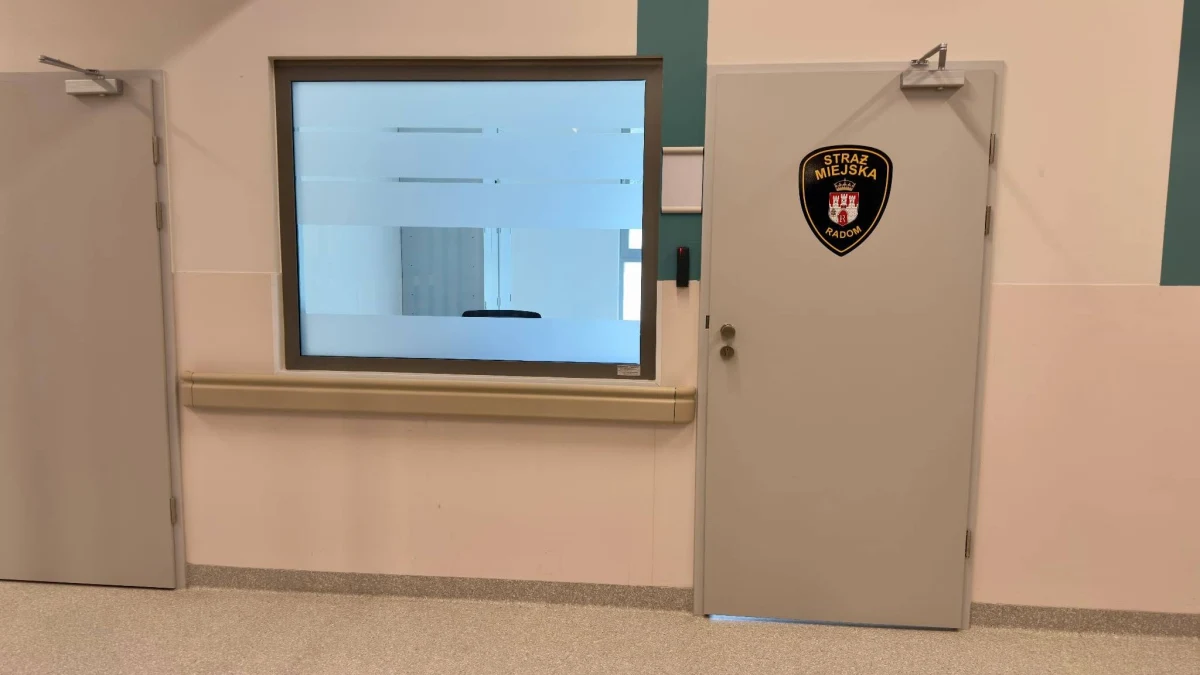 Radomski Szpital Specjalistyczny przy ul. Tochtermana wprowadził nowatorskie rozwiązanie – od czwartku na Szpitalnym Oddziale Ratunkowym działa całodobowy posterunek straży miejskiej. To odpowiedź na rosnącą liczbę incydentów z udziałem agresywnych pacjentów i akty wandalizmu. 
