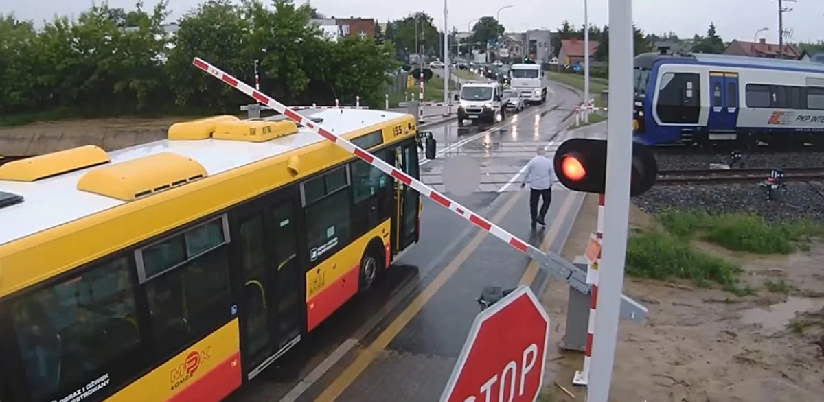 Po 33 latach przerwy do Łomży (woj. podlaskie) wróciły pociągi pasażerskie. Wielu kierowców nie zwraca na to uwagi i jeździ na pamięć. Na jednym z oznakowanych przejazdów utknął autobus komunikacji miejskiej, co doprowadziło do awaryjnego hamowania składu. PKP udostępniło film z monitoringu dokumentujący tę niebezpieczną sytuację. 
