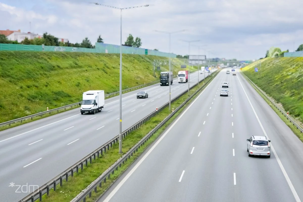 W czwartek rozpoczął się długo zapowiadany remont nawierzchni na węźle autostradowym Poznań Krzesiny. Prace obejmą wymianę warstwy ścieralnej nawierzchni. Inwestycja została zaplanowana w kilku etapach, by zminimalizować utrudnienia dla kierowców. Przejazd przez węzeł będzie możliwy przez cały czas trwania robót, jednak należy liczyć się z czasowymi wyłączeniami poszczególnych łącznic oraz zmianami w organizacji ruchu. Sprawdź szczegóły.