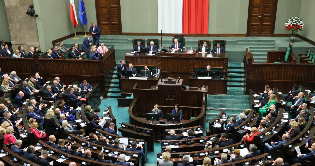 Posłowie ostro o projekcie ws. zarobków lekarzy. "Paniczna reakcja KO"