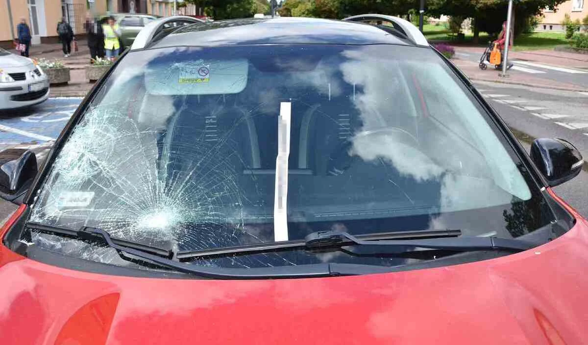 Tragiczny wypadek na przejściu dla pieszych w Świdniku. 83-letni mężczyzna, potrącony przez samochód prowadzony przez lokalną sędzię, zmarł w szpitalu. Prokuratura wszczęła śledztwo, a sprawę - ze względu na funkcję kierującej - przejmie inna jednostka, by zapewnić pełną transparentność postępowania.