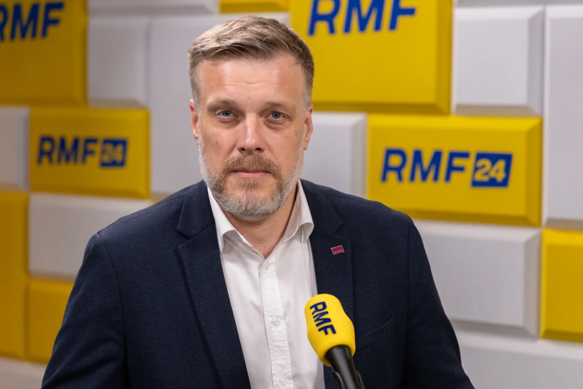 "Prawda jest taka, że mamy zgniłą moralnie strukturę, którą jest warszawska Koalicja Obywatelska" - mówił w Popołudniowej rozmowie w RMF FM Adrian Zandberg. Poseł Partii Razem nie ma wątpliwości - winę za sytuację w Warszawskim Szpitalu Południowym ponosi główna partia rządząca, a w szczególności Marcin Kierwiński, który - zdaniem rozmówcy Magdy Sakowskiej - faktycznie rządzi stolicą.