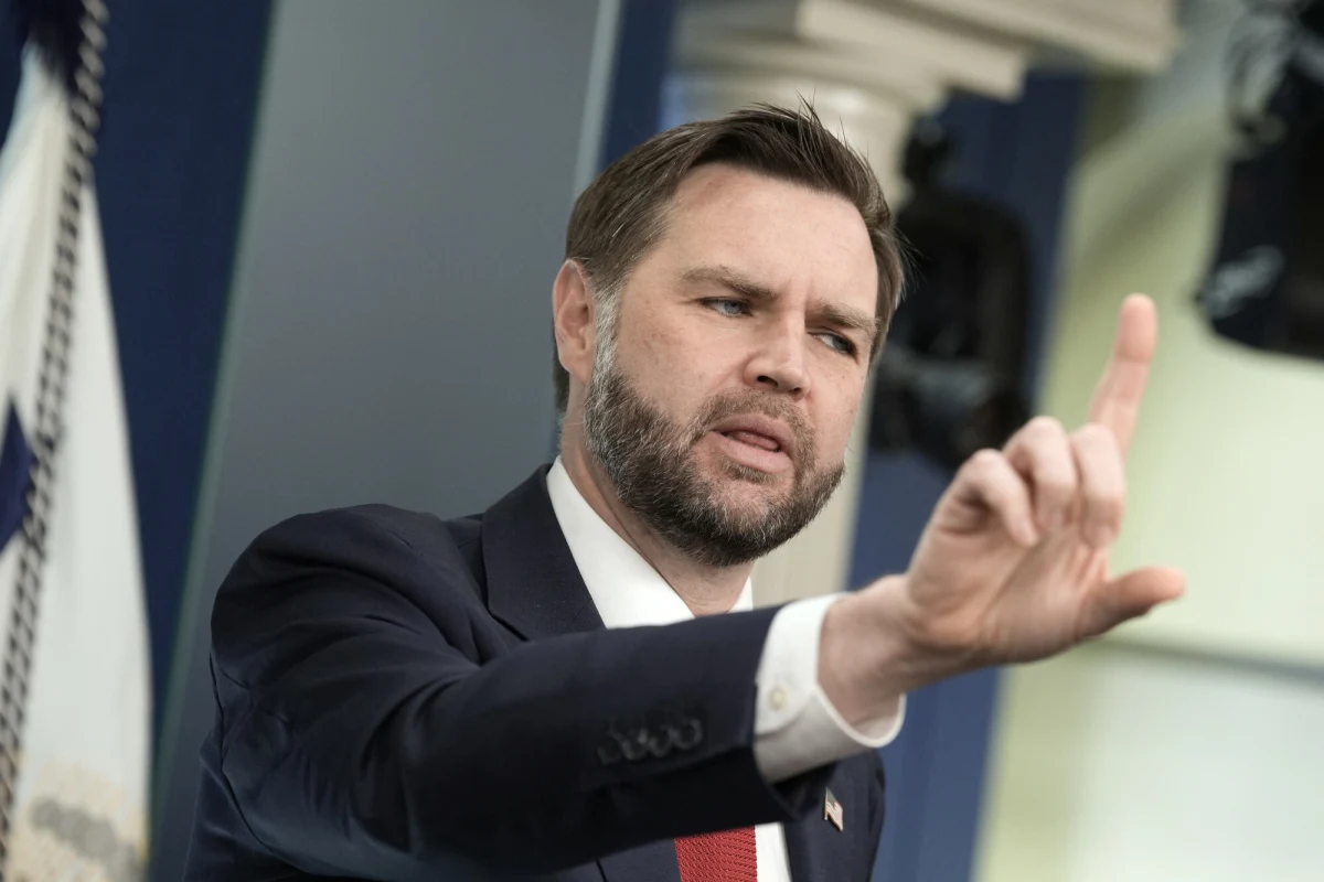 Wiceprezydent Stanów Zjednoczonych J.D. Vance poinformował, że zarówno USA, jak i Iran dotrzymują warunków wstępnego porozumienia pokojowego, umożliwiając żeglugę przez cieśninę Ormuz. Polityk ogłosił, że rozpoczął się już tranzyt przez do niedawna sporny rejon. Vance zaapelował także do Izraela o przestrzeganie umowy i ostro skrytykował wypowiedzi izraelskich ministrów.