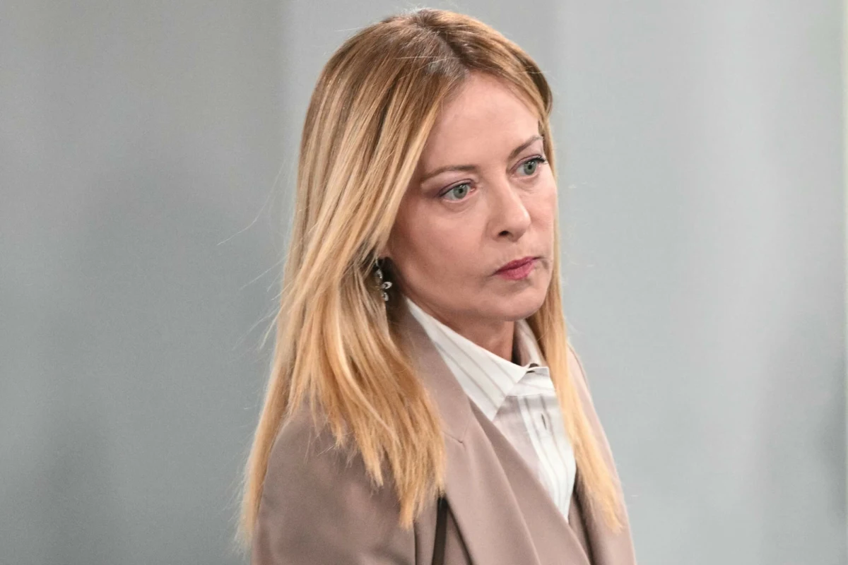 W miasteczku Norbello na Sardynii brakuje lekarza, więc burmistrz postanowił działać – i to w sposób, który zaskoczył całą Italię. W oficjalnym rozporządzeniu nakazał mieszkańcom... samodzielne leczenie się i zakazał pogarszania stanu zdrowia. To nie żart, a desperacki apel do władz. List burmistrza trafił następnie na biurko Giorgii Meloni.
