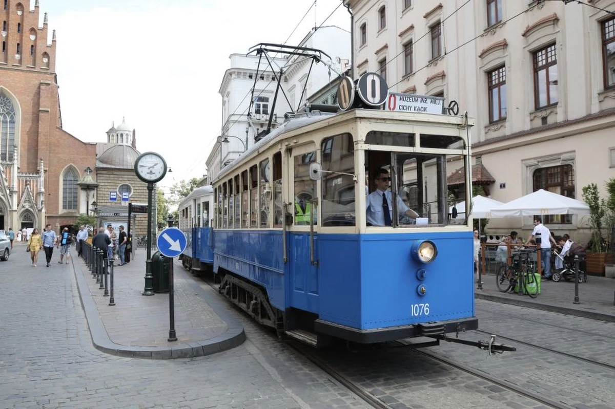 W tym sezonie wakacyjnym mieszkańcy i turyści odwiedzający Kraków będą mogli przejechać się wyjątkowymi tramwajami z Warszawy, Poznania, Wrocławia i Katowic. To efekt największej w historii współpracy polskich miast w zakresie wymiany historycznych pojazdów szynowych. W zamian Kraków wypożyczył swoje zabytkowe wagony do innych miast.