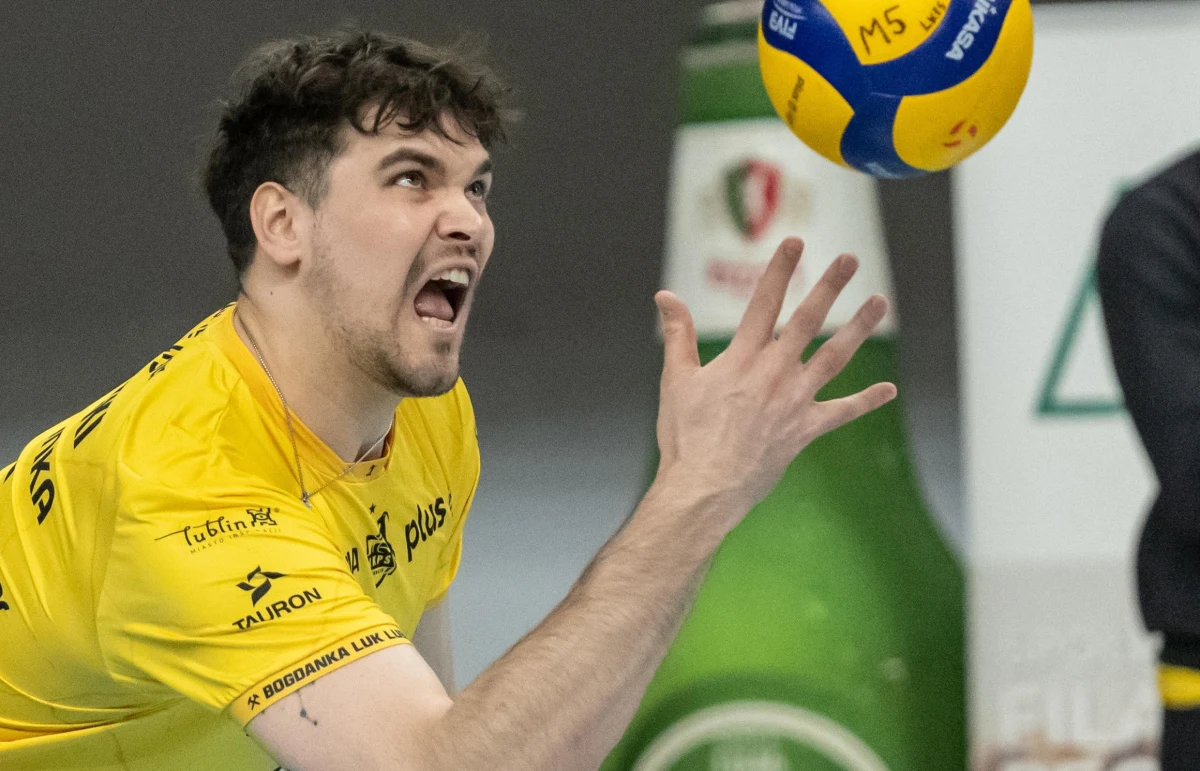 "Jestem w trakcie dopinania szczegółów z prawnikiem" - Mikołaj Sawicki, przyjmujący siatkarskiej reprezentacji Polski, który w ciągu ostatniego roku przeżył prawdziwą gehennę, zapowiada w RMF FM walkę o odszkodowanie. Po tym jak został, jak się później okazało, niesłusznie posądzony o stosowanie dopingu i w związku z tym zawieszony. Ogromne samozaparcie i pomoc najbliższych sprawiły jednak, że zdołał oczyścić swoje dobre imię i wrócić do reprezentacji Polski. Przed II turniejem Ligi Narodów w Gliwicach opowiedział o tym w rozmowie z dziennikarzem sportowym RMF FM Cezarym Dziwiszkiem.