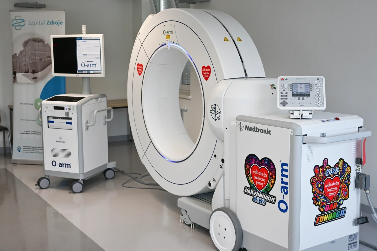 Szpital „Zdroje” w Szczecinie otrzymał najnowocześniejszy tomograf śródoperacyjny O-ARM. Urządzenie, przekazane przez Fundację Wielka Orkiestra Świątecznej Pomocy, umożliwi lekarzom wykonywanie skomplikowanych operacji z niespotykaną dotąd precyzją i bezpieczeństwem. Tomograf, którym wcześniej dysponowała placówka, popsuł się jesienią 2024 r. a rodzice dzieci z niestabilnością szczytowo-obrotową rozpoczęli walkę o ich zdrowie i życie. Szpital „Zdroje" w Szczecinie jest największym szpitalem dziecięcym w regionie.