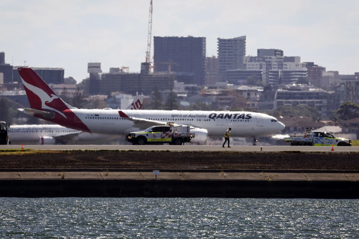 Kolejna bariera w cywilnym lotnictwie ma zostać wkrótce przekroczona. Australijskie linie lotnicze Qantas zapowiedziały wprowadzenie do oferty najdłuższego lotu pasażerskiego bez międzylądowania - przekazał portal Euronews. Podróżni między Sydney w Australii a Londynem w Anglii mają pokonać ponad 16 tys. kilometrów. Pierwszy start - w ramach tzw. Projektu Sunrise (ang. wschód słońca) - zaplanowano na październik 2027 r.