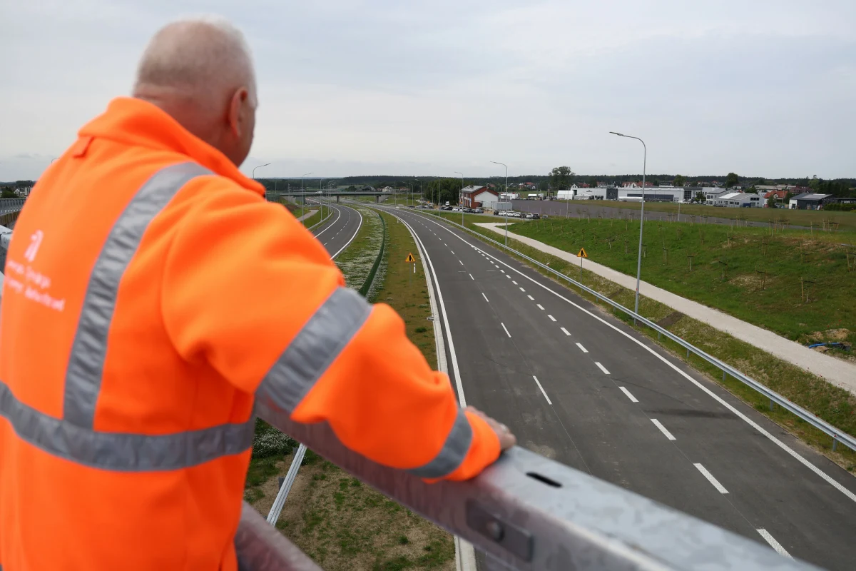 300-kilometrowy odcinek drogi S6 łączący Szczecin z Gdańskiem będzie w pełni otwarty dla kierowców 26 czerwca. Zanim na trasie szybkiego ruchu pojawią się samochody, gmina Damnica zachęca, by na fragmencie jezdni między miejscowościami Budy - Bobrowniki pojawili się mieszkańcy z rowerami i hulajnogami.