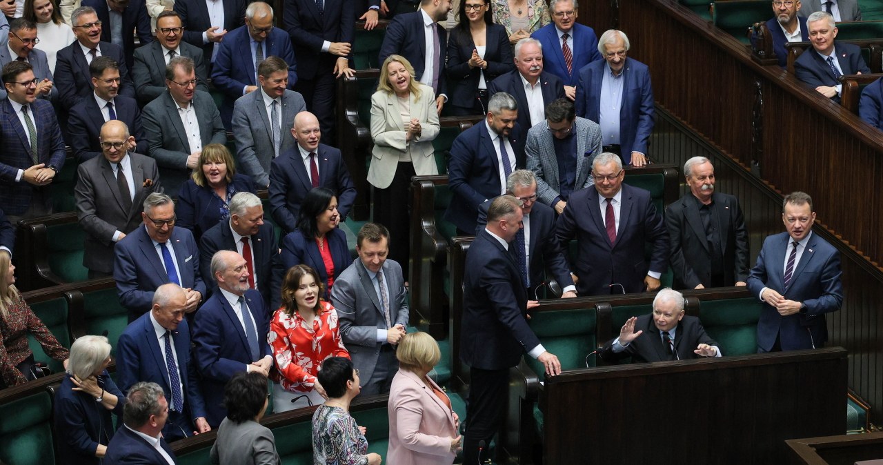 Krzyki i głośne "sto lat" w Sejmie. Gorąco od pierwszych chwil posiedzenia