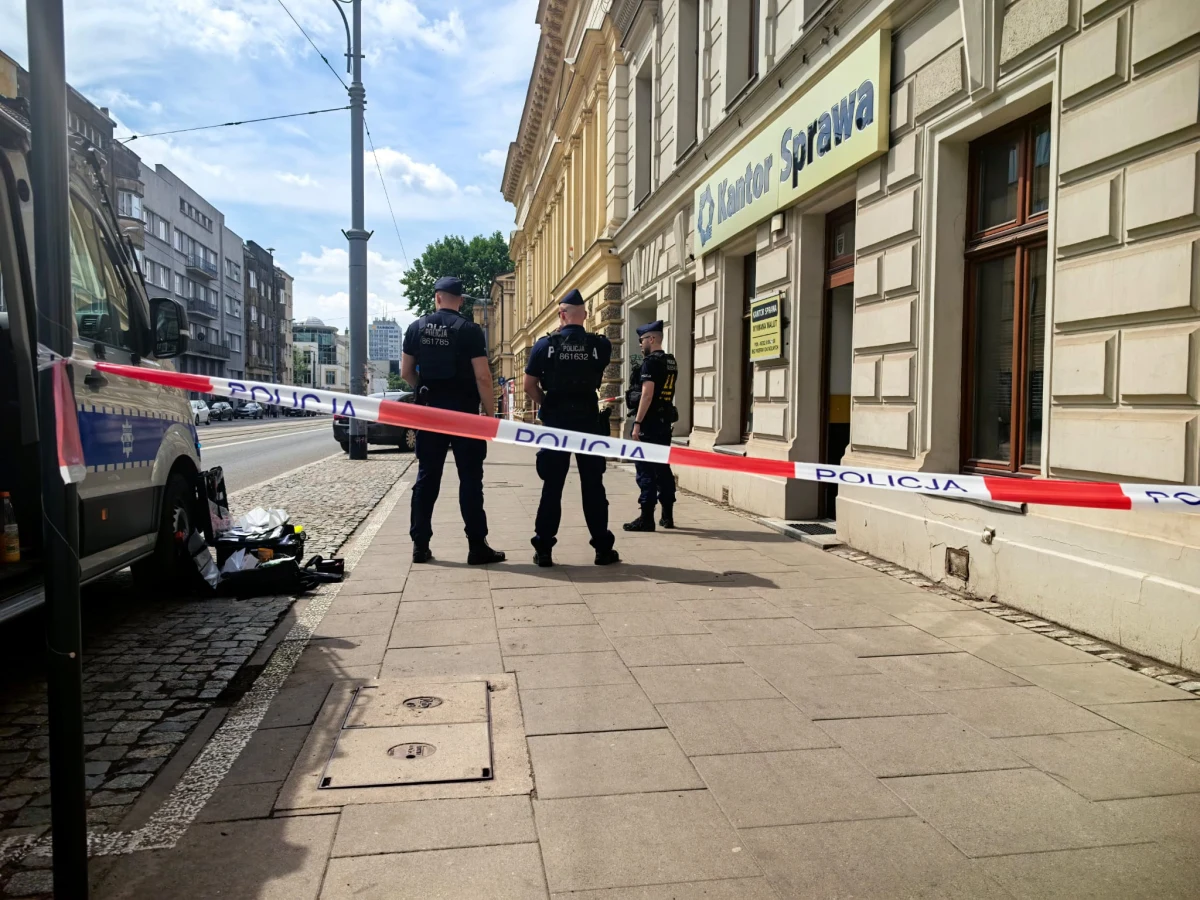 W centrum Łodzi, na ulicy Piotrkowskiej doszło do napadu na kantor. Mężczyzna z przedmiotem przypominającym broń zagroził pracowniczce, zabrał pieniądze i uciekł. Złodziej ukradł ponad 200 tys. w różnych walutach - podaje TVN24.pl. 