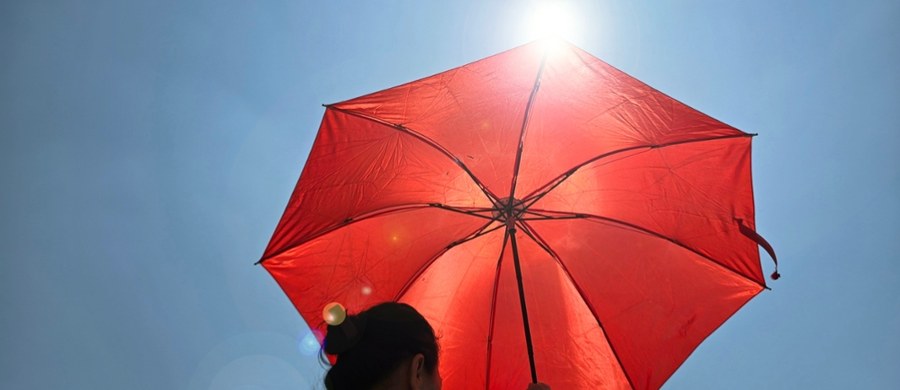 Fala gorąca, a także burze, nadciągają nad Polskę. Dla 15 województw Instytut Meteorologii i Gospodarki Wodnej (IMGW) wydał ostrzeżenia przed tymi zjawiskami atmosferycznymi. W weekend temperatura ma osiągnąć nawet do 35 st. C.