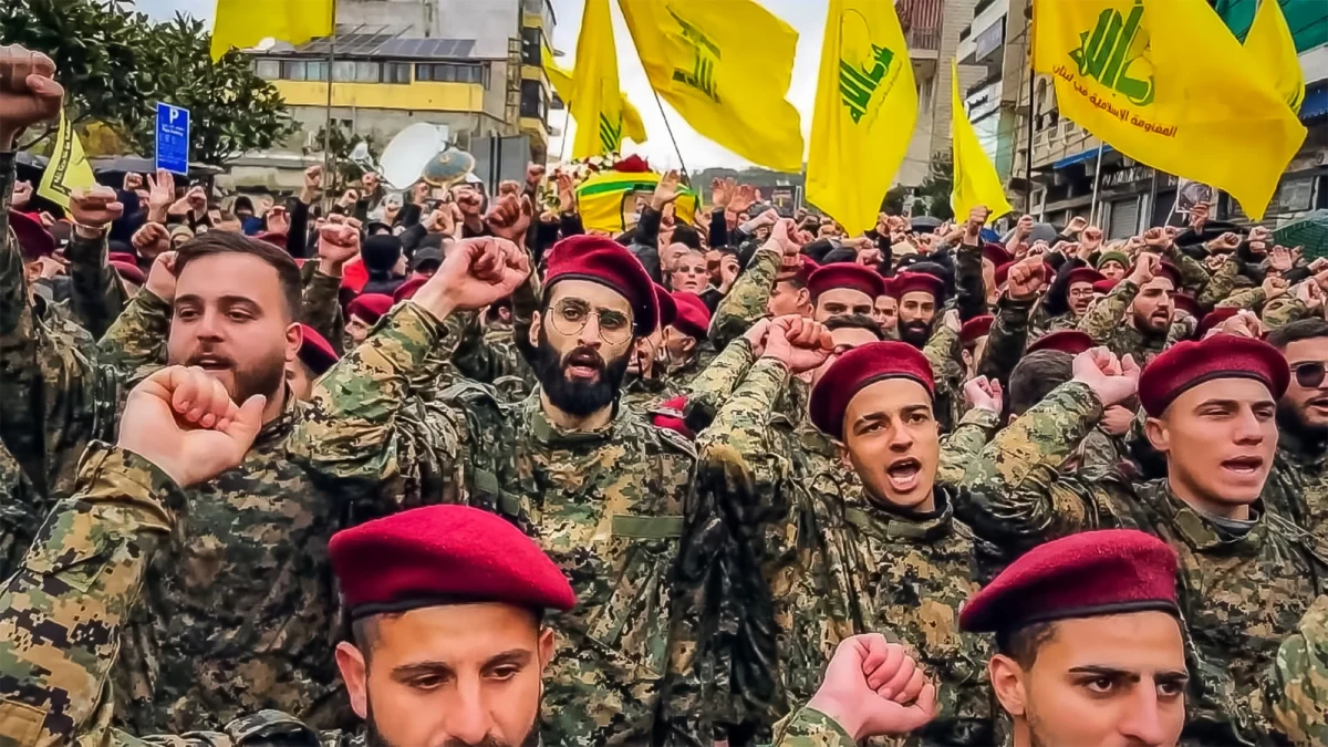 Izrael i Hezbollah uzgodniły nowy rozejm, który wszedł w życie o godzinie 16:00 czasu lokalnego - informuje Reuters, powołując się na wysokiego rangą urzędnika USA. Przedstawiciel amerykańskich władz dodał, że nad porozumieniem pracowali negocjatorzy ze Stanów Zjednoczonych i Kataru przy wsparciu Iranu.