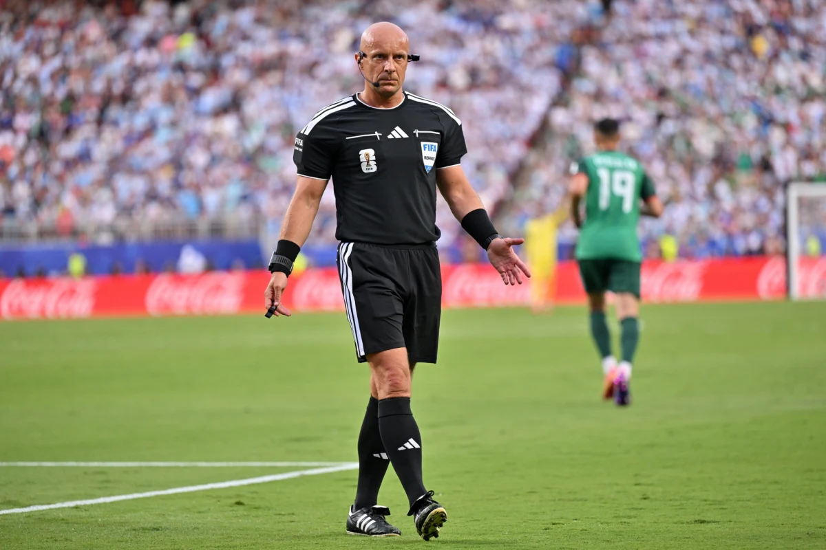 ​Po przegranej 0:3 z Argentyną w fazie grupowej mistrzostw świata, Algierska Federacja Piłkarska złożyła oficjalne odwołanie do FIFA. Głównym powodem jest brak czerwonej kartki dla Lionela Messiego po ostrym faulu na Aissie Mandim. Spotkanie to sędziował Szymon Marciniak.