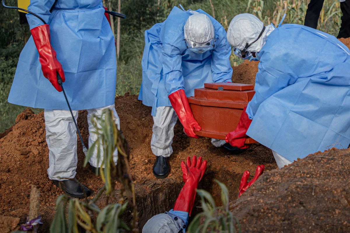 Sytuacja związana z epidemią wirusa Ebola w Demokratycznej Republice Konga staje się coraz bardziej dramatyczna. Oficjele przyznają, że transmisja patogenu "przyspiesza", a medykom zaczyna brakować podstawowych środków ochrony osobistej, takich jak rękawiczki i maseczki. Dotychczas zmarło 17 spośród 75 pracowników ochrony zdrowia.