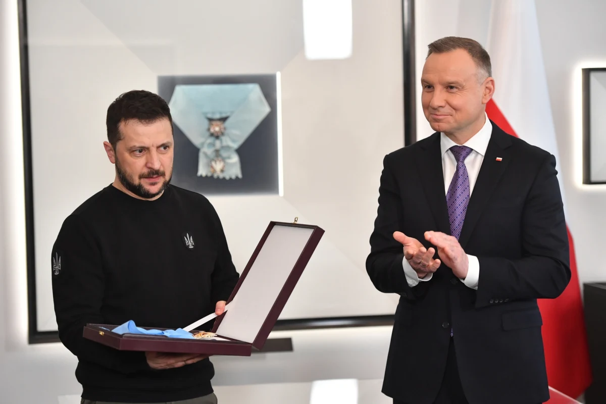 Lawinę komentarzy wywołała decyzja prezydenta Karola Nawrockiego o odebraniu Orderu Orła Białego przywódcy Ukrainy Wołodymyrowi Zełenskiemu. Prawa strona polskiej sceny politycznej przyjęła ją z entuzjazmem. Przedstawiciele koalicji rządzącej są zdecydowanie bardziej sceptyczni. „Najbardziej ucieszy Niemców” – zasugerował wicemarszałek Sejmu Szymon Hołownia. „Putin otwiera szampana” – stwierdził europoseł Lewicy Robert Biedroń.