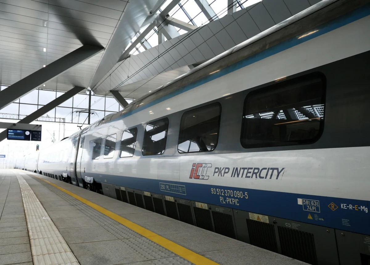 ​Według szacunków służb kolejowych awarię sieci trakcyjnej na fragmencie trasy Poznań - Berlin pomiędzy Nowym Tomyślem a Opalenicą uda się naprawić w poniedziałek rano. Na miejsce usterki skierowano dwa pociągi sieciowe. Przez awarię część składów dalekobieżnych jeździ objazdami.