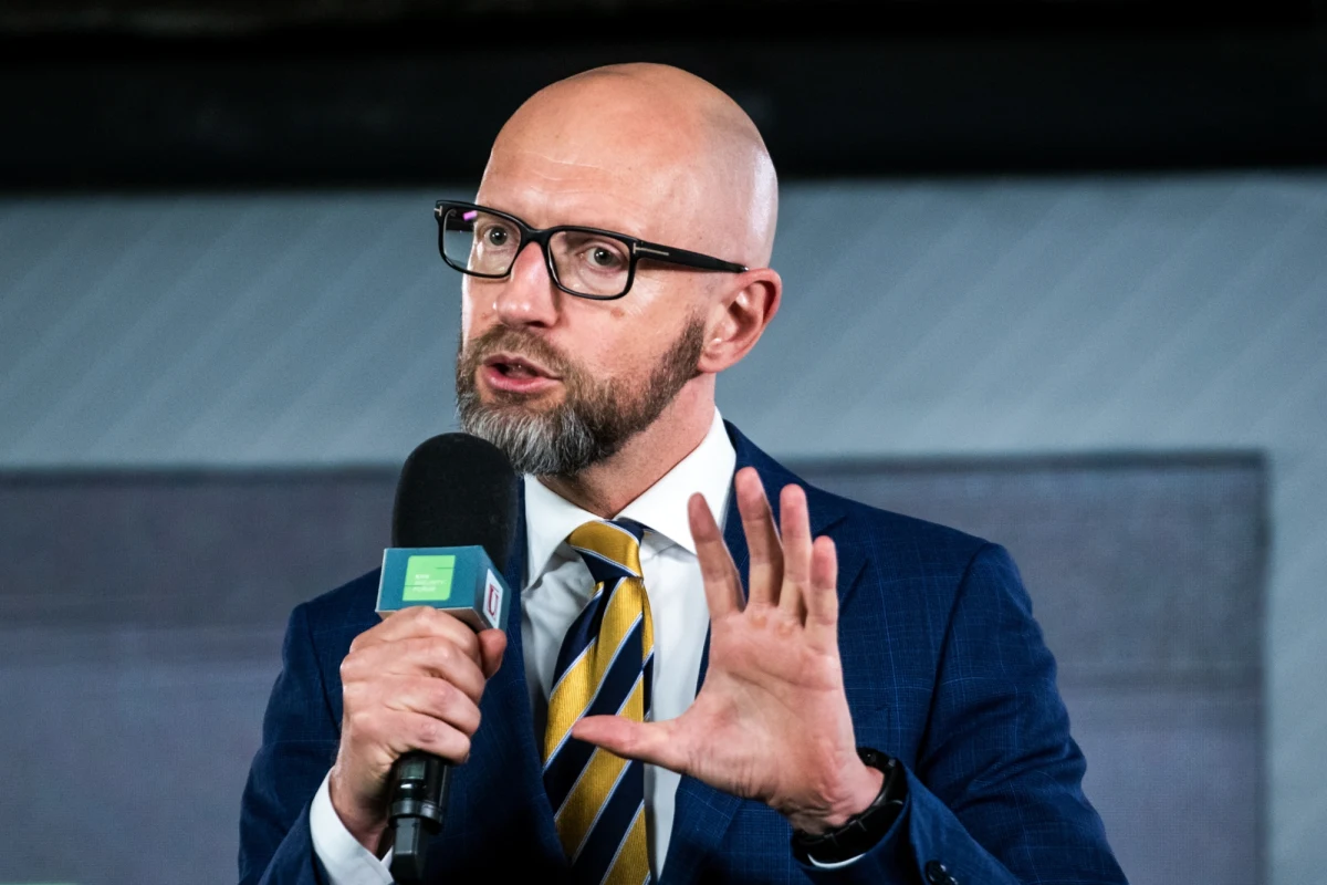 Były premier Ukrainy Arsenij Jaceniuk skrytykował swoich rodaków, którzy oddają polskie odznaczenia w geście protestu po odebraniu Wołodymyrowi Zełenskiemu Orderu Orła Białego. "Nie możemy naprawiać szkodliwej i błędnej decyzji prezydenta Polski poprzez podejmowanie kolejnych błędnych decyzji" - zasugerował. Dodał, że prezydent Ukrainy mimo napiętej atmosfery powinien odwiedzić Polskę. 